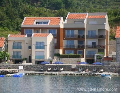 Jelena vile&apartmani, частни квартири в града Tivat, Черна Гора